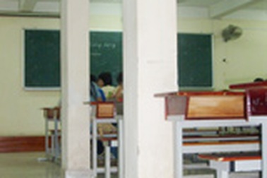 Trụ bêtông che khuất tầm nhìn lớp học