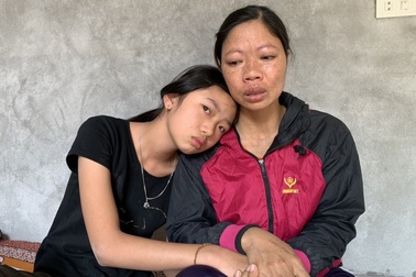 Bé gái lớp 6 ôm mẹ khóc nghẹn: “Mẹ cứ lấy thận của con đi, con xin mẹ đừng chết”