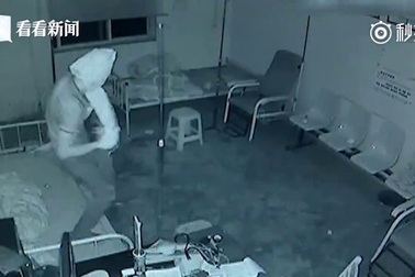 Video trộm lẻn vào bệnh viện trộm tiền.