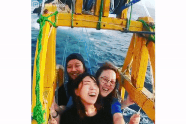 Ngồi cáp treo bằng gỗ để vượt biển qua sóng dữ