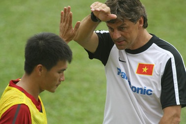 HLV Falko Goetz mỏi mắt tìm chân sút chủ lực