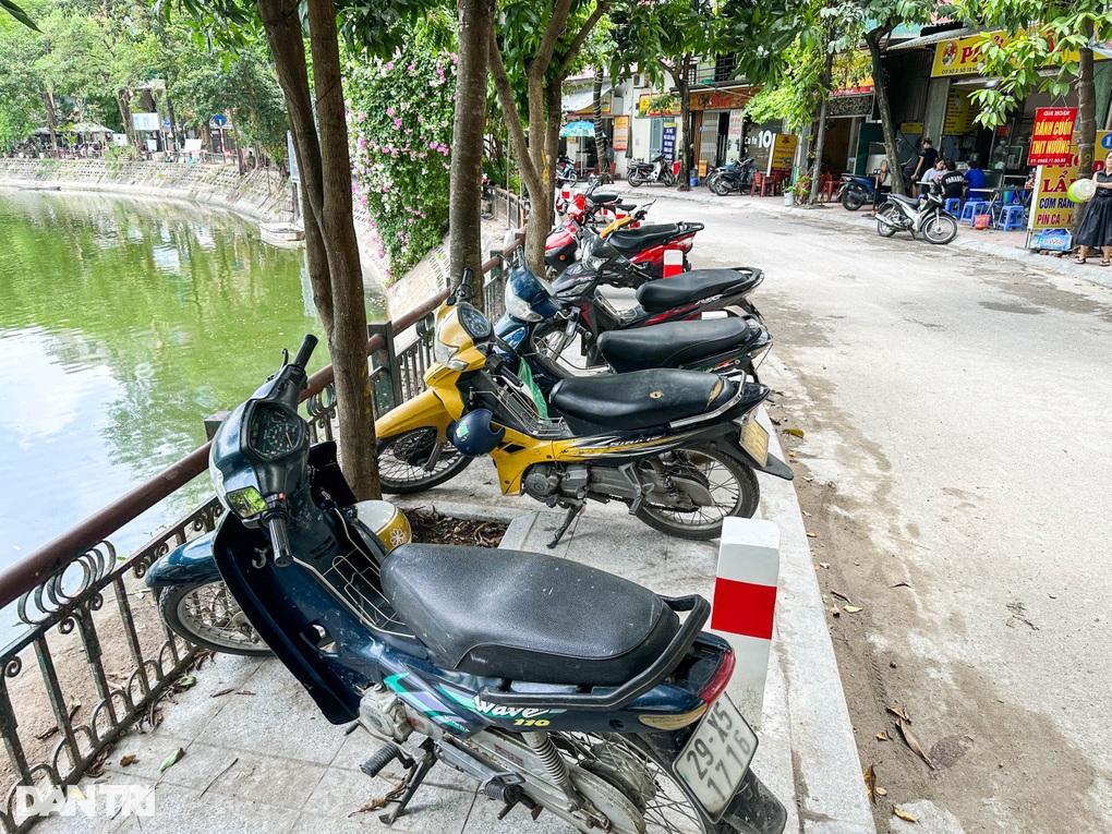 Hà Nội: Cọc bê tông mọc quanh hồ Văn Chương để ngăn lấn chiếm vỉa hè - 8 Hà Nội: Cọc bê tông mọc quanh hồ Văn Chương để ngăn lấn chiếm vỉa hè - 8