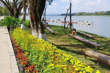 Ngắm Huế đẹp lạ lẫm trên những con đường đi bộ ven sông Hương