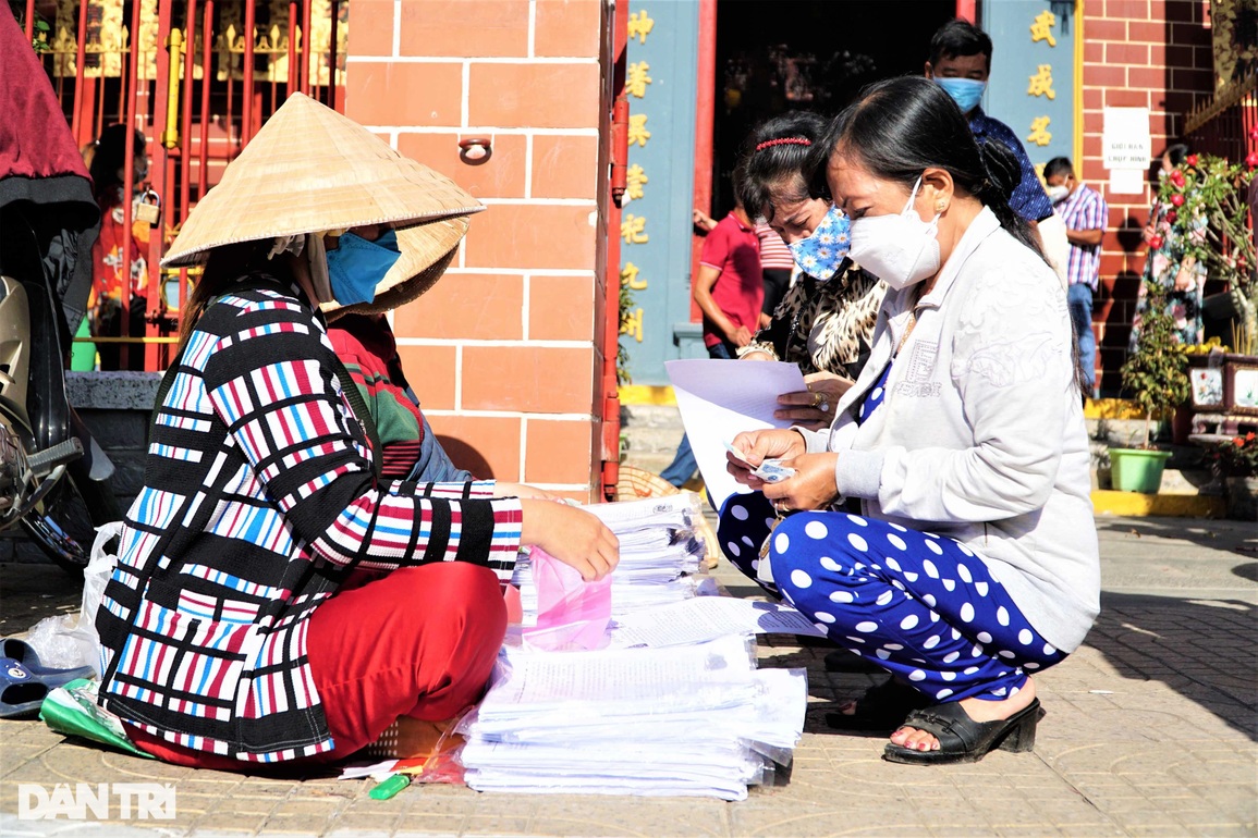 Mùng một Tết người dân Tây Đô nô nức du xuân, lễ chùa - 7 Mùng một Tết người dân Tây Đô nô nức du xuân, lễ chùa - 7