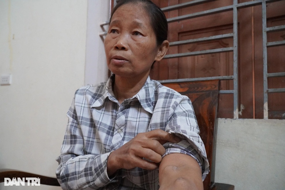 Thương người phu hồ già oằn mình xách vữa nuôi vợ bạo bệnh cùng 3 cháu nội - 3 Thương người phu hồ già oằn mình xách vữa nuôi vợ bạo bệnh cùng 3 cháu nội - 3