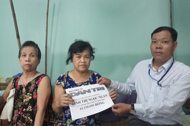 Trao trên 44 triệu đồng cho gia đình bà Đinh Thị Ngọc Ngan