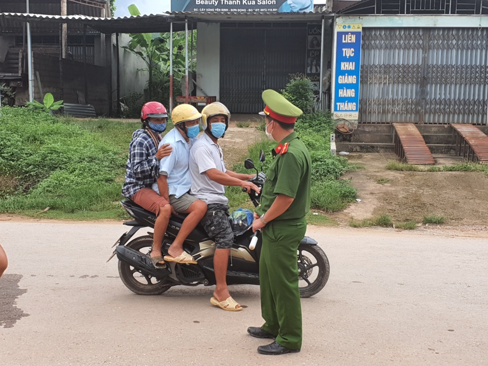 Hình ảnh phong tỏa khu vực có bệnh nhân Covid-19 ở Bắc Giang - 2 Hình ảnh phong tỏa khu vực có bệnh nhân Covid-19 ở Bắc Giang - 2