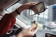 Dùng tinh dầu giá rẻ trong ô tô, chủ xe "méo mặt" vì hậu quả khó lường