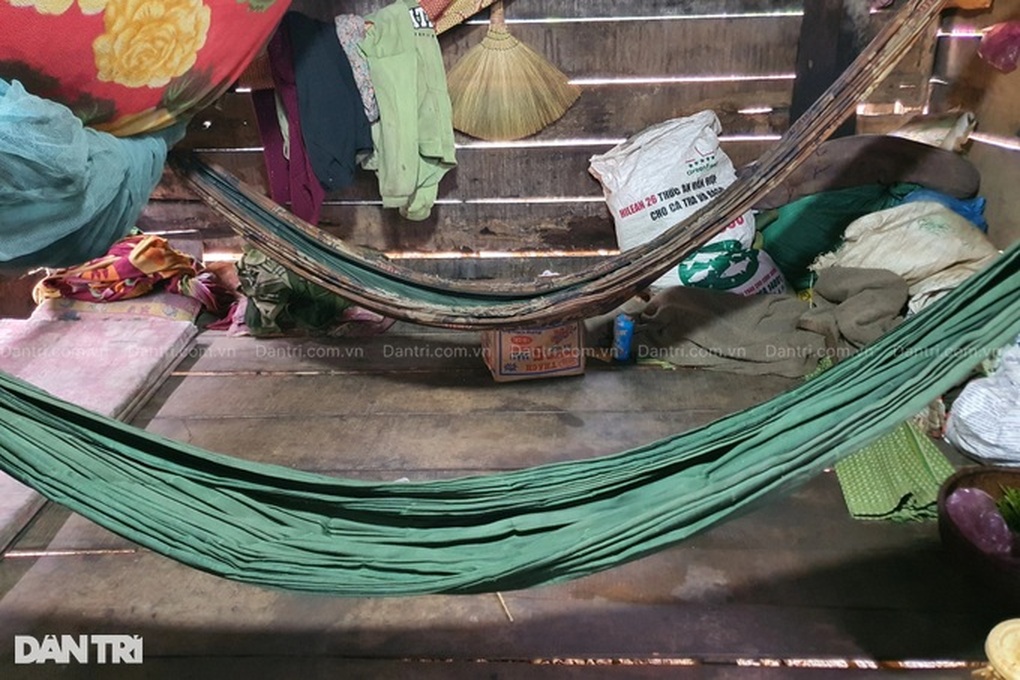 Vợ chồng người MNông sống khổ sở trong căn nhà rách nát - 2 Vợ chồng người MNông sống khổ sở trong căn nhà rách nát - 2