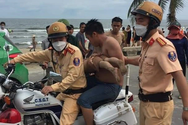 CSGT "hú còi" đưa bé trai đuối nước khi tắm biển đi cấp cứu