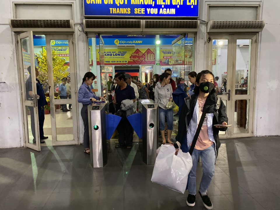 Chuyến tàu cuối cùng rời ga Sài Gòn trước thời khắc giao thừa - 13 Chuyến tàu cuối cùng rời ga Sài Gòn trước thời khắc giao thừa - 13