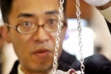 Chiếc vòng đeo cổ giá 820 triệu VNĐ