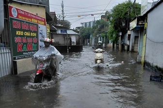 Mưa như trút nước, Huế kích hoạt 4 còi báo động lũ lớn