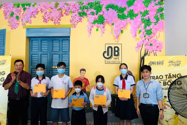 Quỹ Phát triển Tài năng Việt của ông Bầu trao học bổng cho học sinh giỏi vượt khó