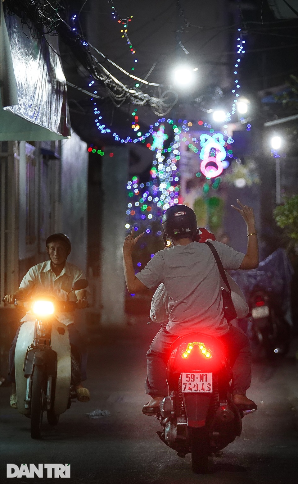 Những con hẻm lung linh ánh đèn đón mùa Noel khác biệt - 2 Những con hẻm lung linh ánh đèn đón mùa Noel khác biệt - 2