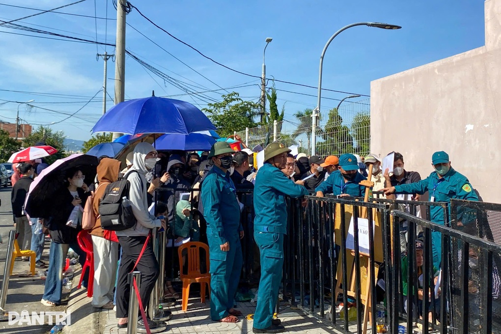 Người dân xếp hàng từ mờ sáng, tràn cả ra đường để giữ chỗ mua nhà ở xã hội - 2 Người dân xếp hàng từ mờ sáng, tràn cả ra đường để giữ chỗ mua nhà ở xã hội - 2