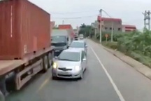 Tài xế xe công-ten-nơ “xử đẹp” đoàn xe thiếu văn hoá