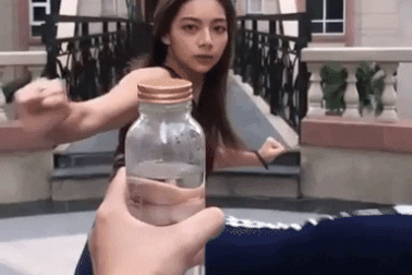 Mỹ nữ nhà võ Katleen Phan Võ tung cú đá vòng cầu bay nắp chai cực "ngầu"