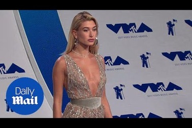 Hailey Baldwin dự lễ trao giải VMA 2017