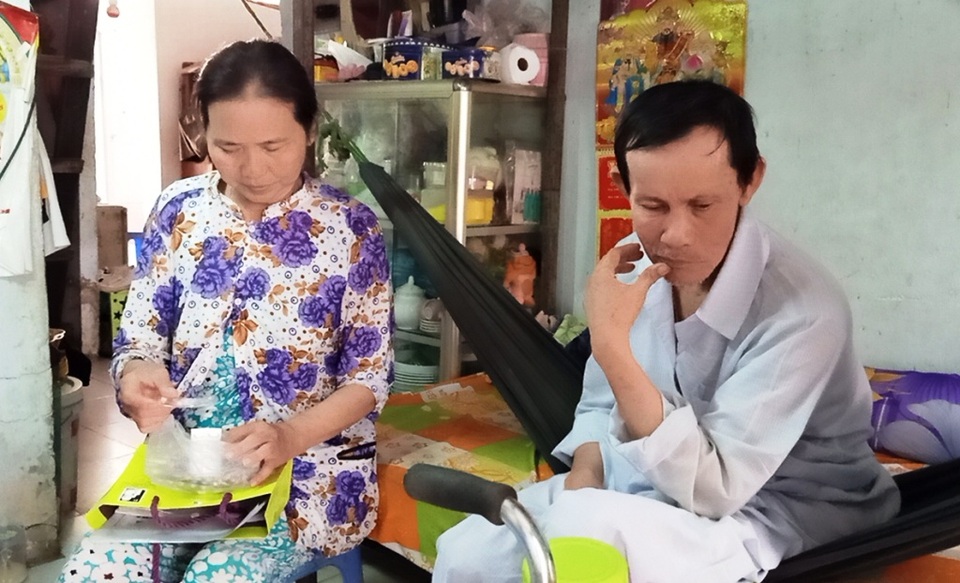 Thương hoàn cảnh gia đình 12 người sống trong một nhà cùng 3 chiếc xe lăn - 1 Thương hoàn cảnh gia đình 12 người sống trong một nhà cùng 3 chiếc xe lăn - 1