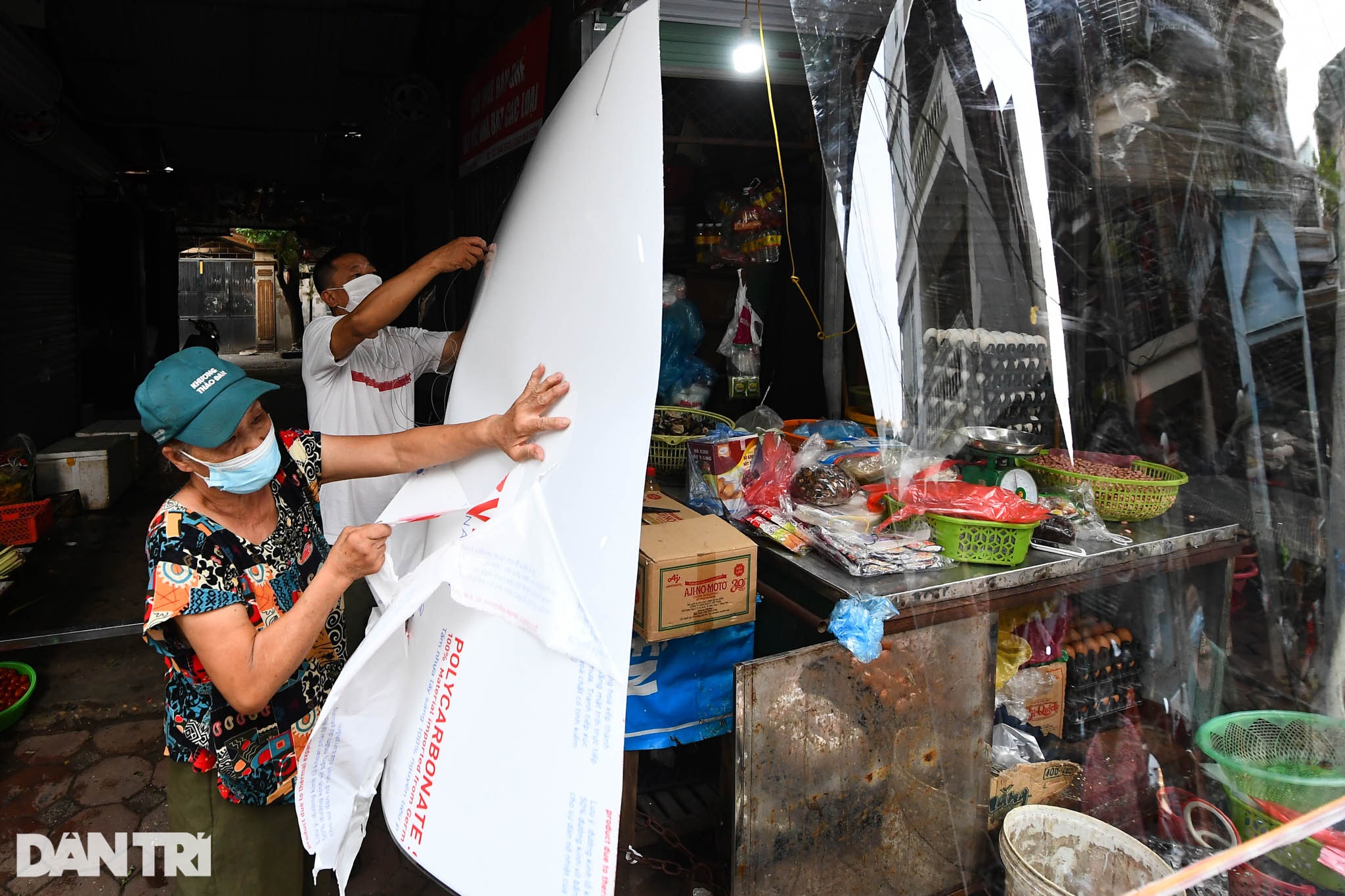 Độc đáo những phương pháp phòng dịch tại các chợ dân sinh ở Hà Nội - 4 Độc đáo những phương pháp phòng dịch tại các chợ dân sinh ở Hà Nội - 4