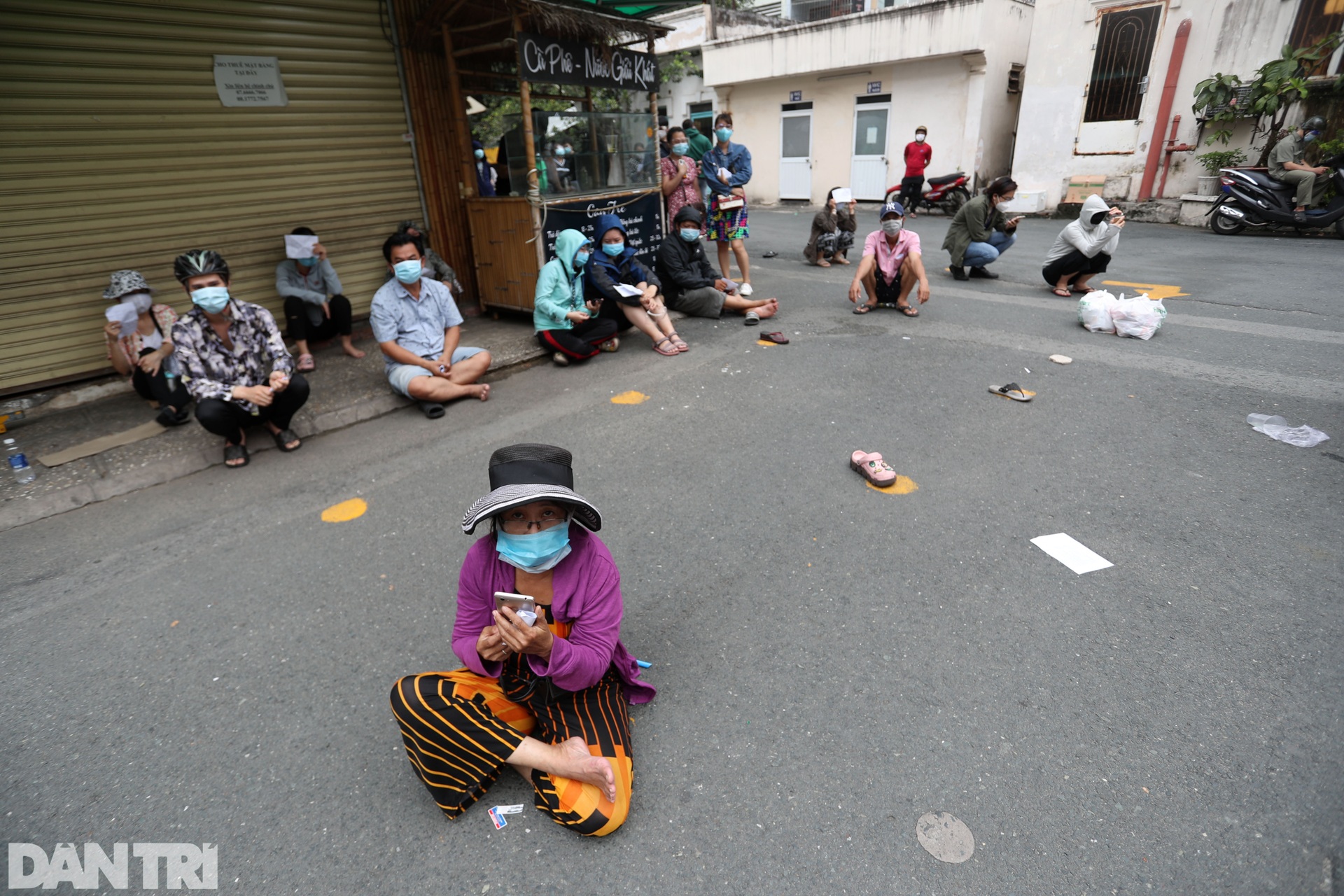 Người dân Sài Gòn lót dép, đội nắng nhiều giờ liền để giữ chỗ vào siêu thị - 6 Người dân Sài Gòn lót dép, đội nắng nhiều giờ liền để giữ chỗ vào siêu thị - 6