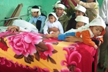 Nước mắt đau thương của goá phụ trẻ và hai đứa con thơ trong lũ