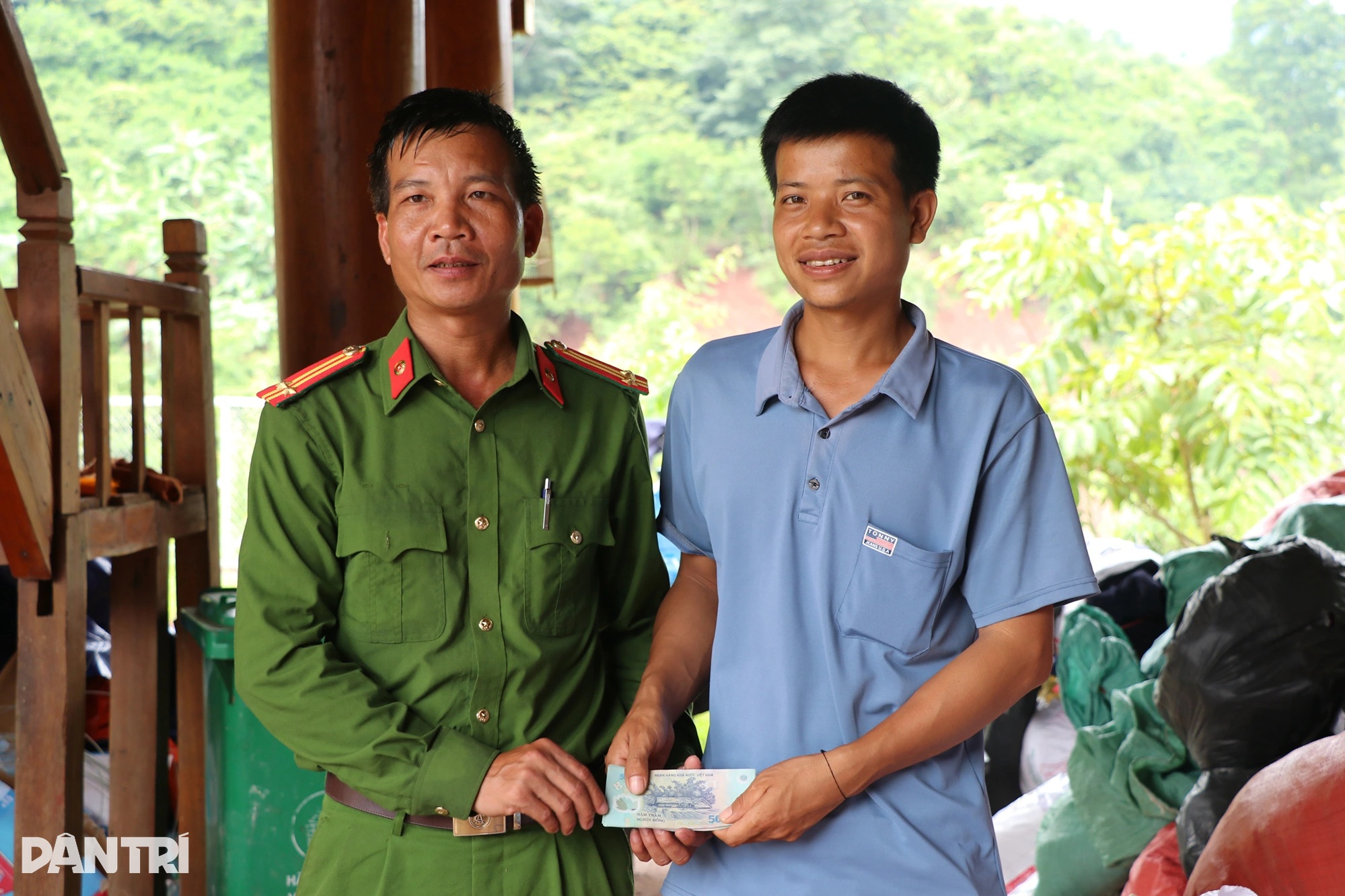 Nước mắt Trung tá công an giữa 2 lần điểm danh trong tâm lũ - 7 Nước mắt Trung tá công an giữa 2 lần điểm danh trong tâm lũ - 7