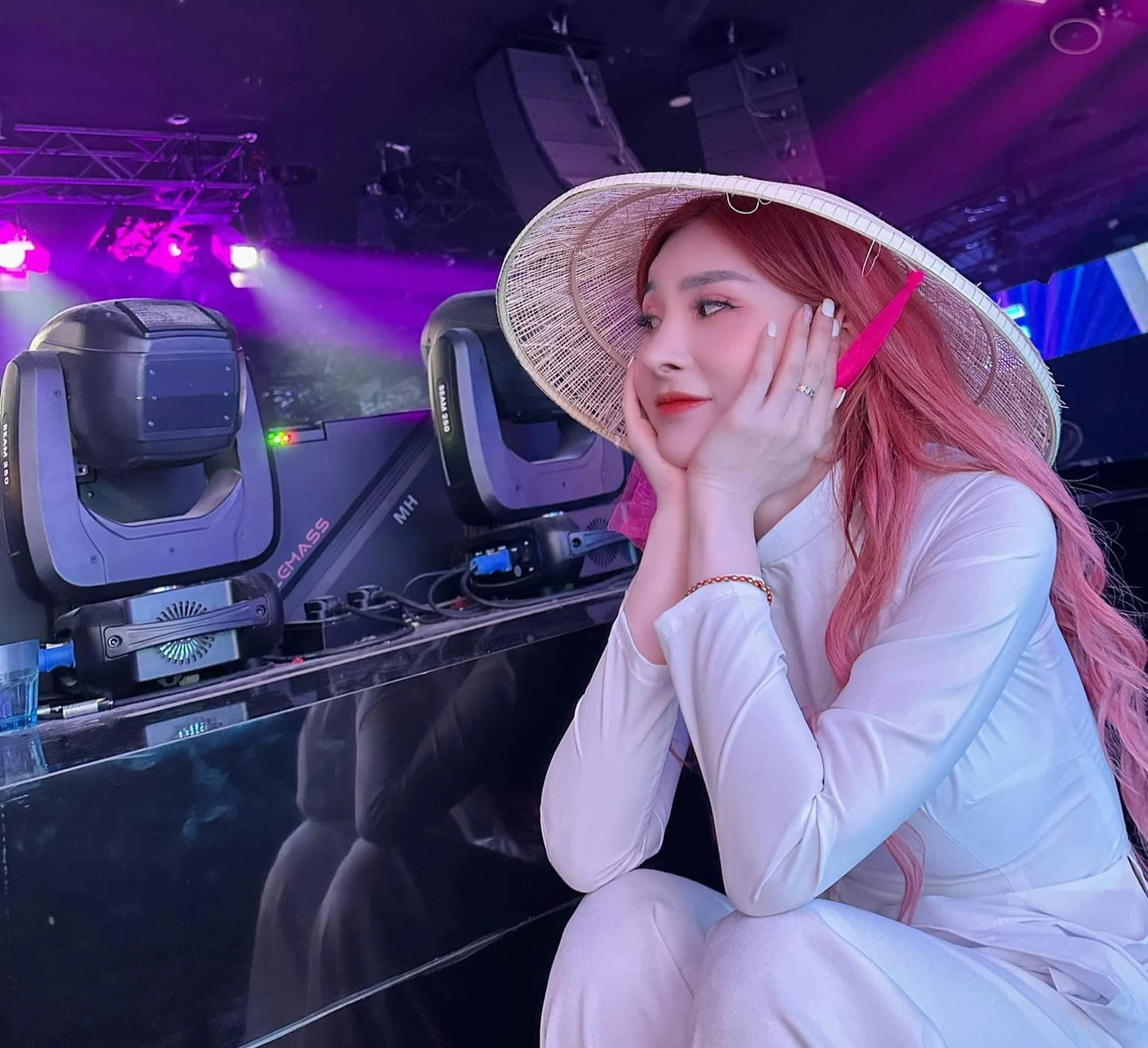 Nữ DJ miền Tây mặc áo dài chơi nhạc gây sốt, kể góc khuất sống về đêm - 2 Nữ DJ miền Tây mặc áo dài chơi nhạc gây sốt, kể góc khuất sống về đêm - 2