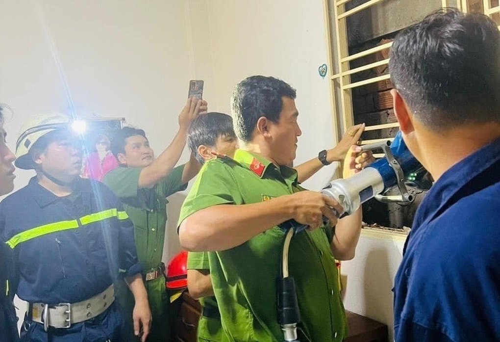 Lời kể của người phụ nữ rơi từ tầng 4, kẹt giữa 2 vách nhà chỉ vì cứu mèo - 4 Lời kể của người phụ nữ rơi từ tầng 4, kẹt giữa 2 vách nhà chỉ vì cứu mèo - 4
