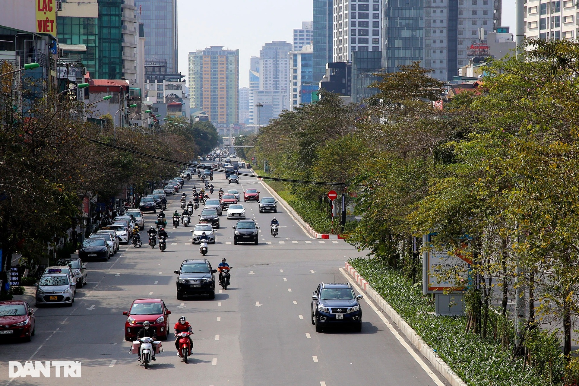 Nắng ấm trong nhiều ngày, người dân Thủ đô dạo phố tận hưởng thời tiết đẹp - 2