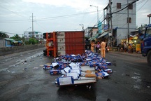 Xe chở bia lật nhào, nhiều người tranh thủ "hôi" bia