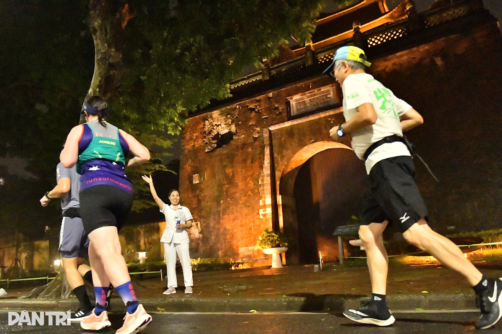 Впечатляющие кадры с Standard Chartered Marathon Heritage Hanoi 2025 - 4 Hình ảnh ấn tượng tại giải Standard Chartered Marathon Di sản Hà Nội 2025 - 4