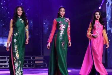 Phạm Hương tái xuất sàn diễn thời trang cùng Thúy Vân, Lan Khuê