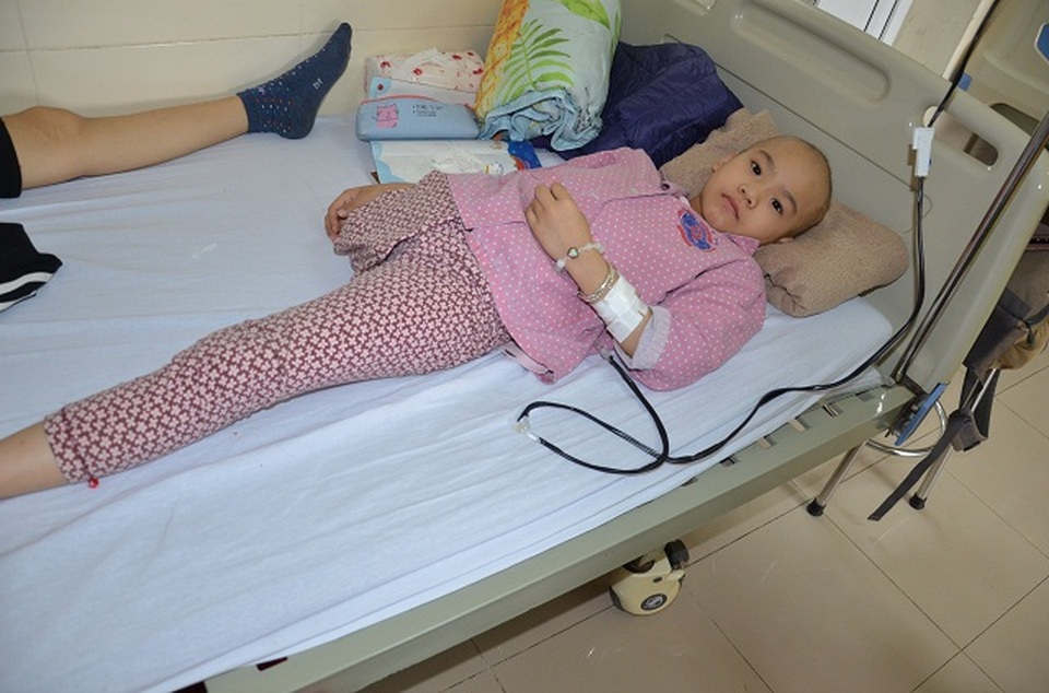 Nhói lòng nghe bé gái bị ung thư xương hỏi: Mẹ ơi chân con đâu rồi? - 2 Nhói lòng nghe bé gái bị ung thư xương hỏi: Mẹ ơi chân con đâu rồi? - 2