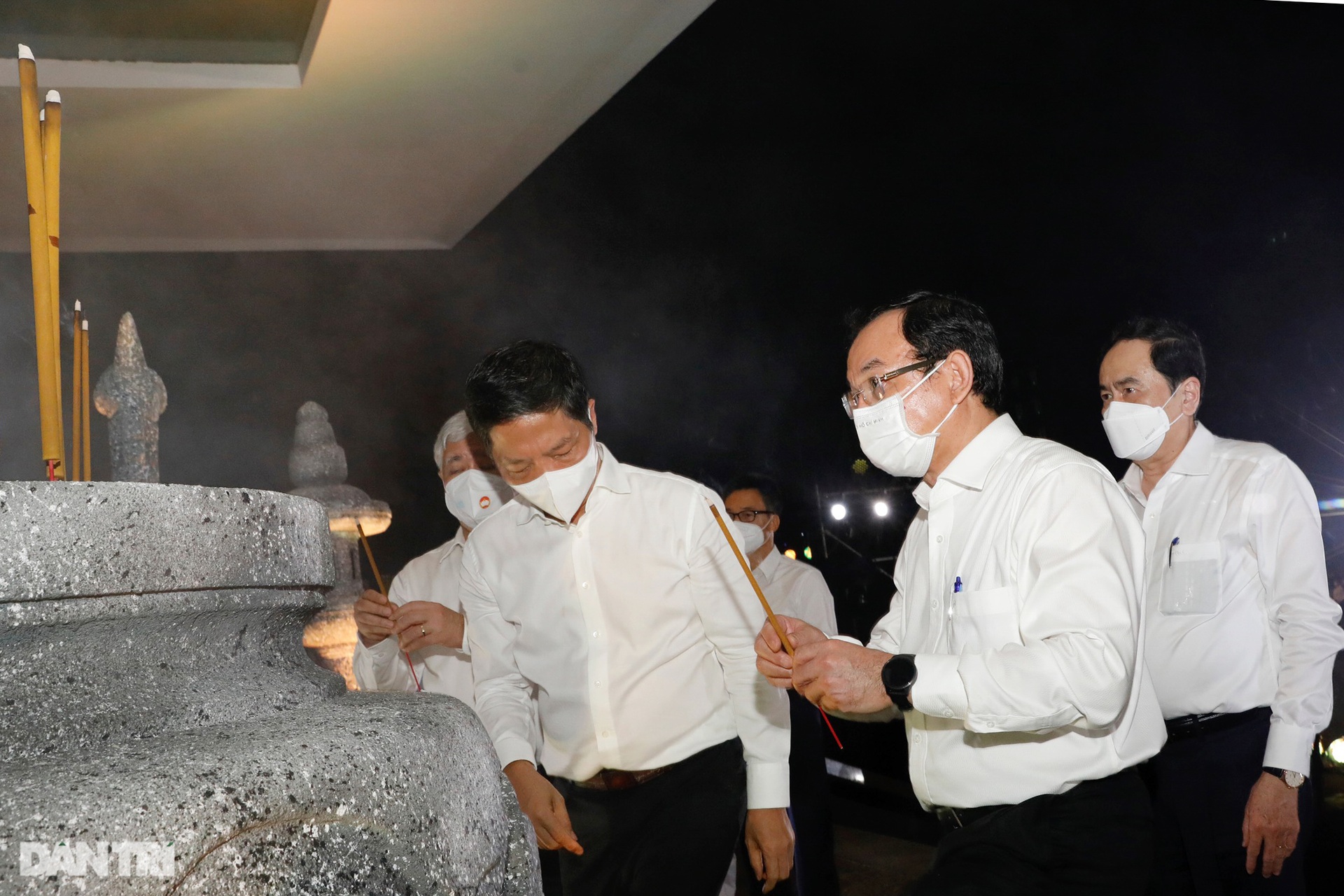 Hình ảnh ấn tượng tại lễ tưởng niệm đồng bào đã mất trong đại dịch Covid-19 - 23