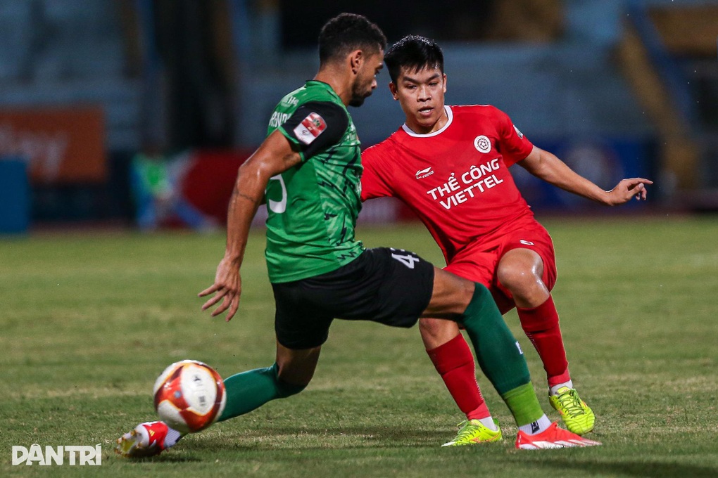 Thủ thành Patrick Lê Giang giúp TPHCM cầm hòa Thể Công Viettel - 2 Thủ thành Patrick Lê Giang giúp TPHCM cầm hòa Thể Công Viettel - 2