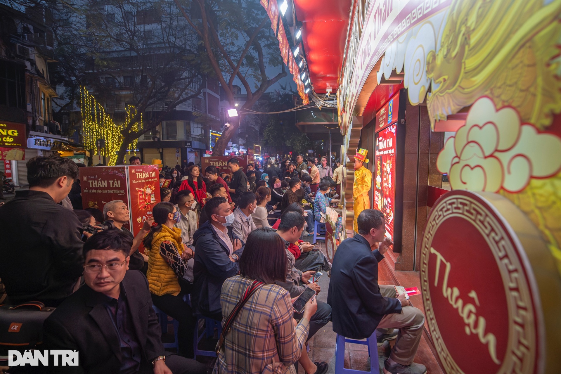 Chàng trai Hà Nội 13 năm cùng mẹ đi mua vàng ngày vía Thần Tài - 3 Chàng trai Hà Nội 13 năm cùng mẹ đi mua vàng ngày vía Thần Tài - 3