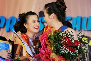 Nữ sinh cá tính đăng quang Hoa khôi báo chí 2012