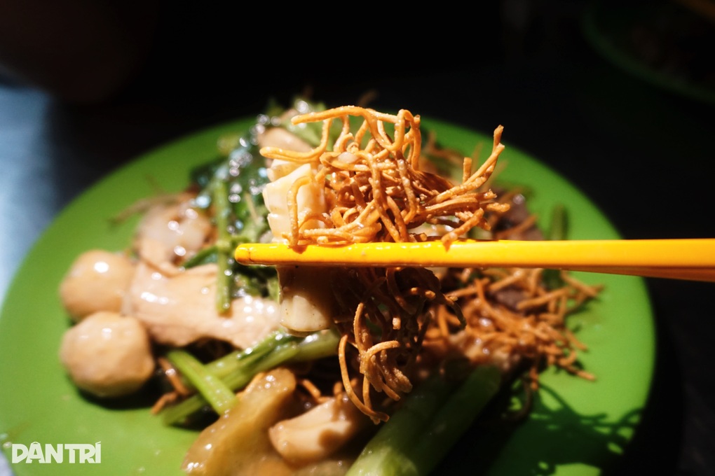 Hủ tiếu nhà xác ở TPHCM càng khuya càng đông và sự thật về món cơm màu đỏ - 5 Hủ tiếu nhà xác ở TPHCM càng khuya càng đông và sự thật về món cơm màu đỏ - 5