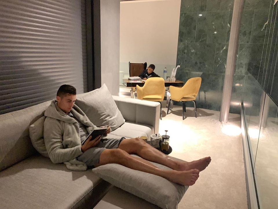 Cận cảnh tổ ấm sang chảnh nơi C.Ronaldo đang tự cách ly - 2 Cận cảnh tổ ấm sang chảnh nơi C.Ronaldo đang tự cách ly - 2