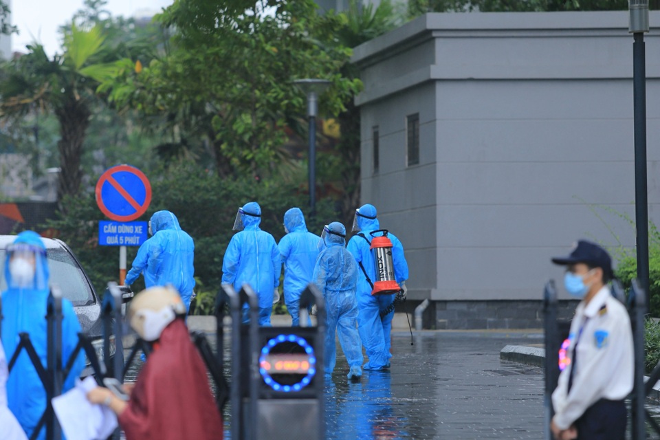 Hà Nội: Người hỗ trợ tổ bầu cử nghi mắc Covid-19, 4 tòa nhà bị phong tỏa - 1 Hà Nội: Người hỗ trợ tổ bầu cử nghi mắc Covid-19, 4 tòa nhà bị phong tỏa - 1