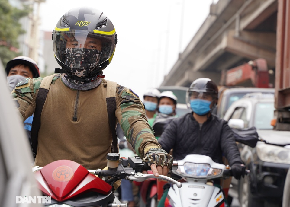 Người dân đổ về quê nghỉ Tết sớm, đường phố cửa ngõ Hà Nội ùn ứ kéo dài - 7 Người dân đổ về quê nghỉ Tết sớm, đường phố cửa ngõ Hà Nội ùn ứ kéo dài - 7