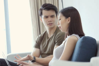 Ngủ qua đêm ở nhà vợ cũ, bạn trai tôi vẫn thấy "bình thường"