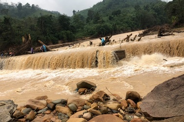 Đi nhận hàng từ thiện, ba phụ nữ bị cuốn trôi