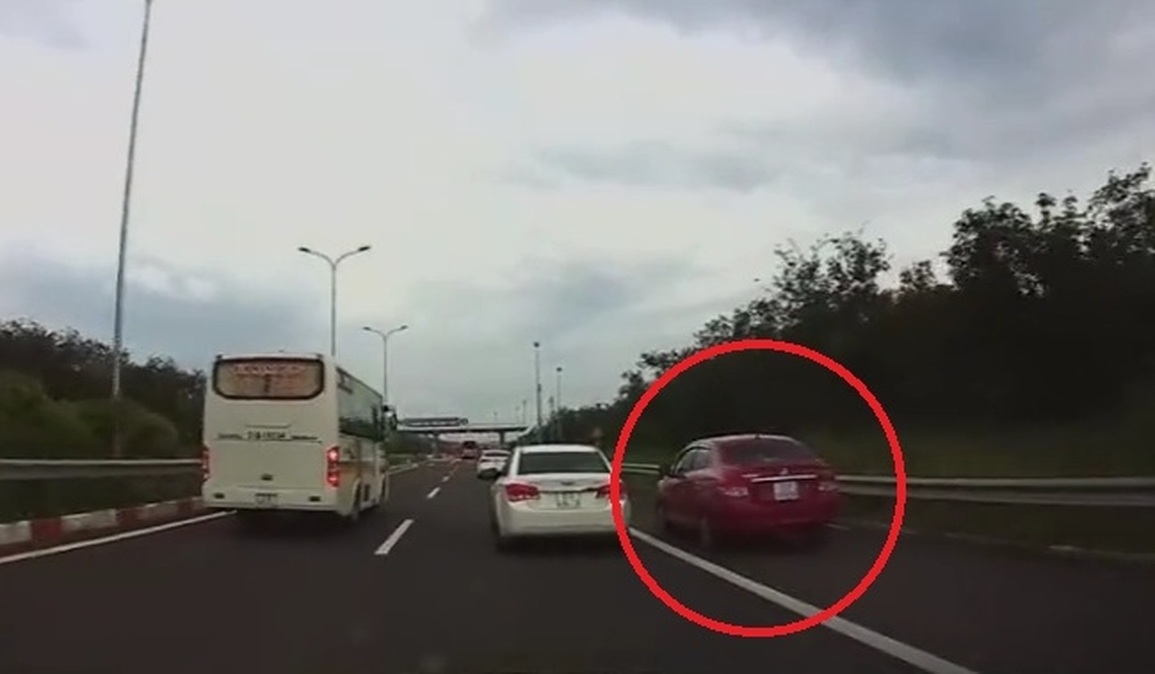 Khôn lỏi chạy xe vào làn dừng khẩn cấp, tài xế sẽ bị phạt như thế nào? - 1 Khôn lỏi chạy xe vào làn dừng khẩn cấp, tài xế sẽ bị phạt như thế nào? - 1
