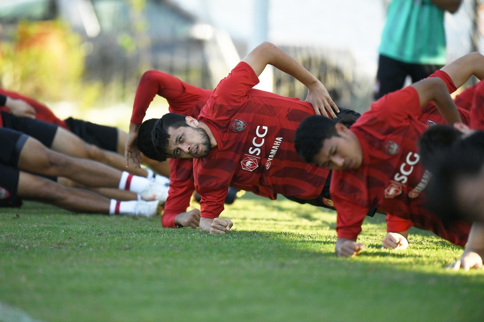 Văn Lâm tích cực tập luyện, quyết giành lại vị trí tại Muangthong United - 5 Văn Lâm tích cực tập luyện, quyết giành lại vị trí tại Muangthong United - 5