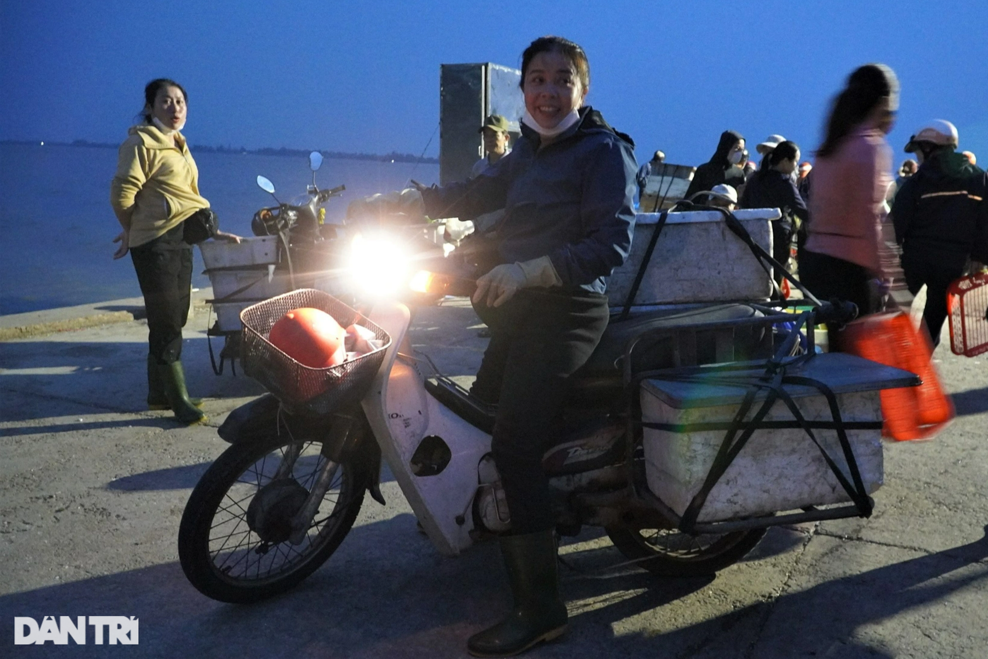 Cảnh buôn bán trước khi bão Nesat đổ bộ tại cảng cá lớn nhất Hà Tĩnh - 9 Cảnh buôn bán trước khi bão Nesat đổ bộ tại cảng cá lớn nhất Hà Tĩnh - 9