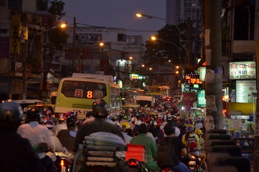 Người dân đổ về quê ăn Tết, cửa ngõ Sài Gòn kẹt cứng