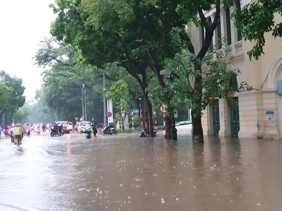 Hà Nội mưa như trút, ô tô “bơi” trong nước ở nhiều tuyến phố - 2